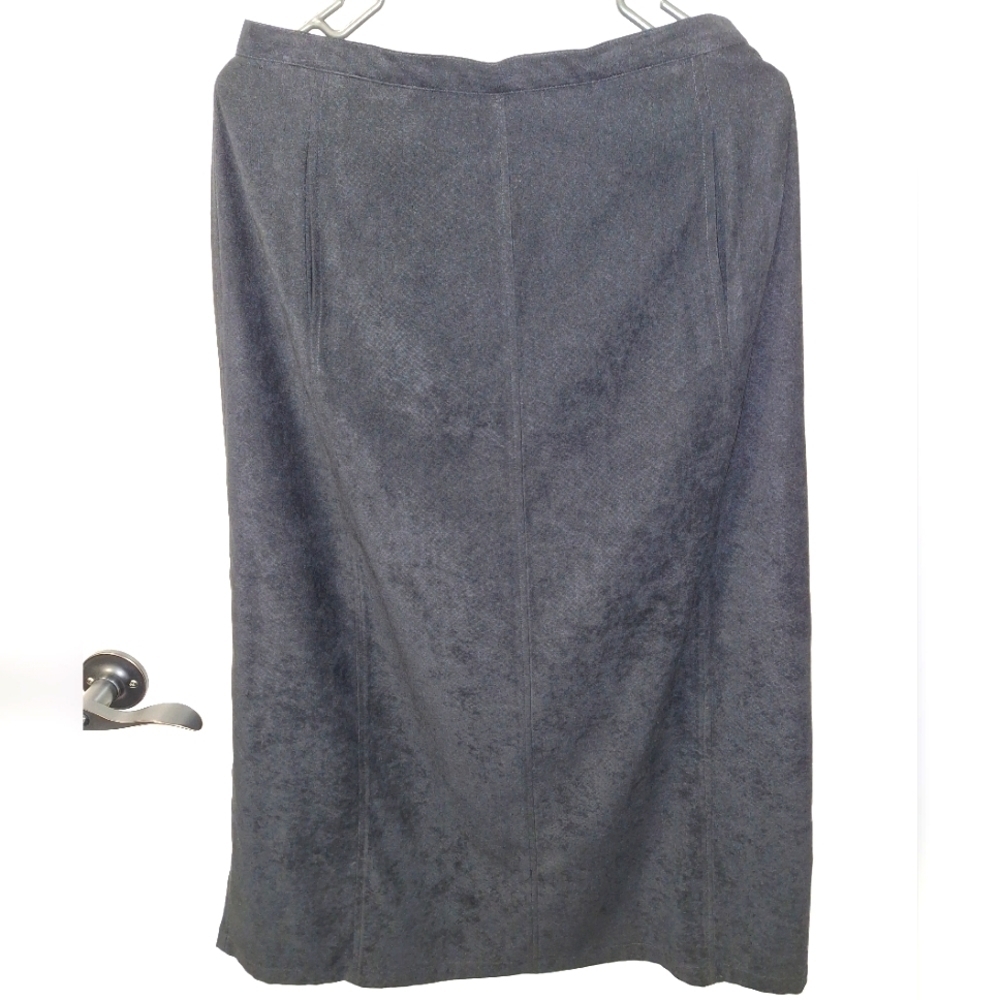A Harve Benard black maxi skirt in a size 8p. It's pre-loved in great condition
